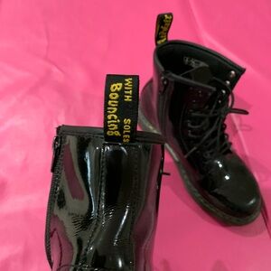 Kids Dr. Martens Boots size 5 💣💣💣💣💣💣💣💣💣